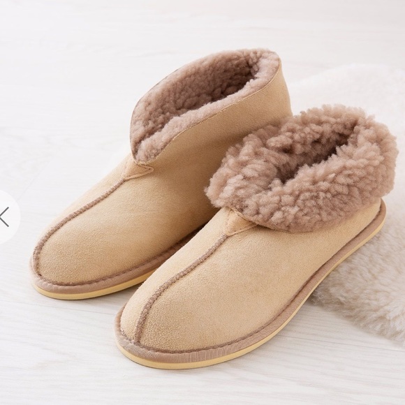 NWOT Celtic & Co. British Shearling Bootee Slippers - Picture 3 of 11